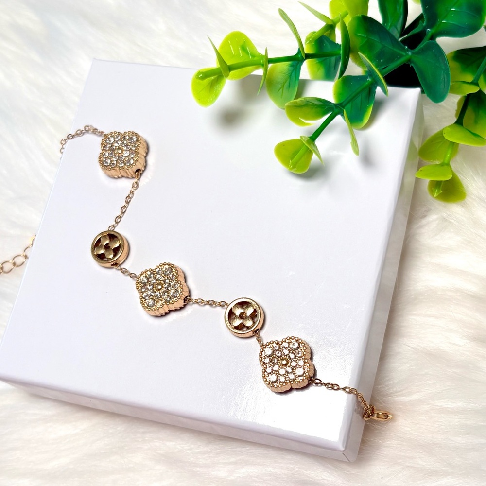 Gold Plated Clover Bracelet With Cluster Stones - Picture 8 of 9